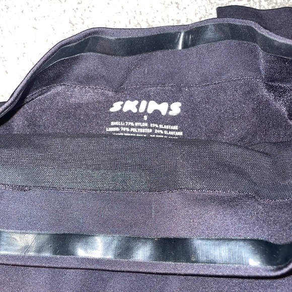 SKIMS Barely There Shape-wear - Picture 3 of 4